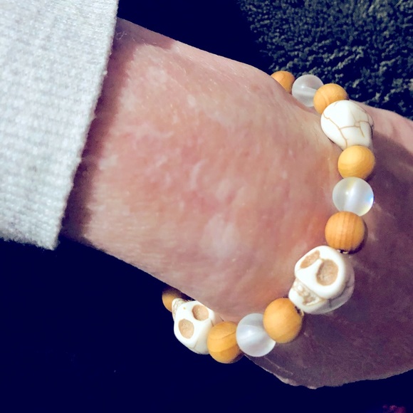💀Handmade Skull bracelet with Aurora glass & wooden Sandalwood beads - Picture 5 of 8